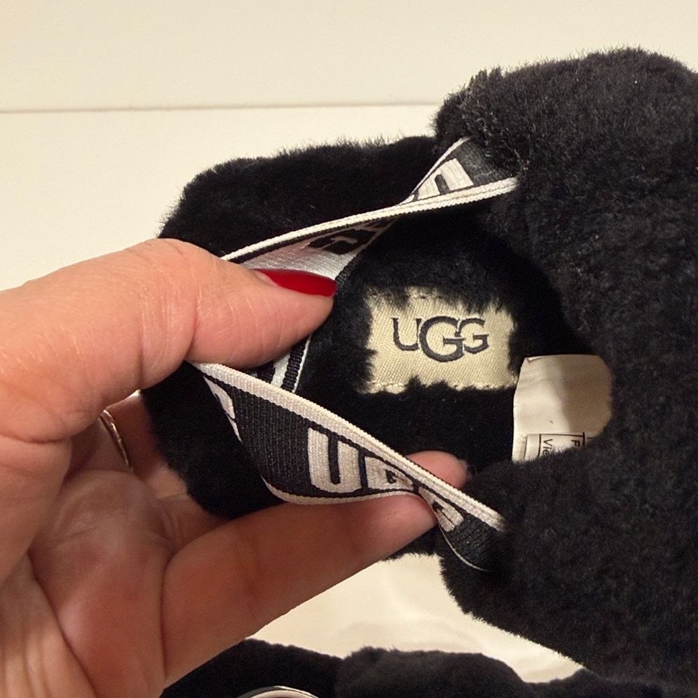 UGG “Oh Yeah” Slide Sandals in Black Sheepskin with an Elastic UGG Logo Strap - Picture 13 of 16